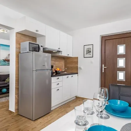 Apartment Follow Me *